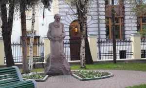 Памятник Толстому