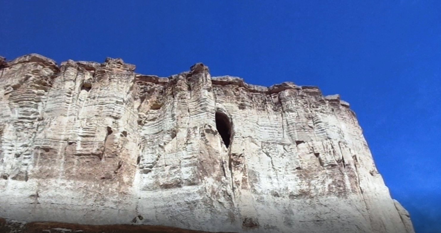 Пещера Алтын Тешик. Белая скала