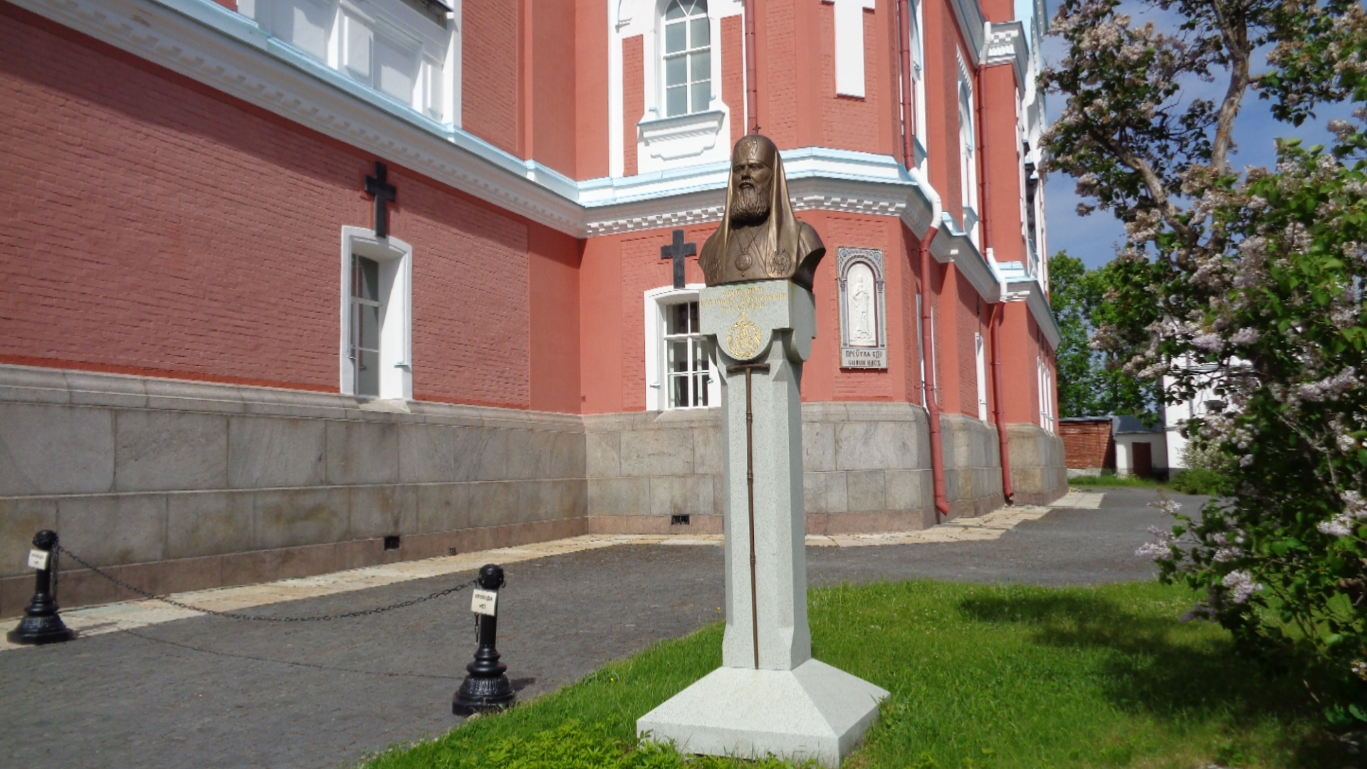 Памятник Алексию II на территории собора