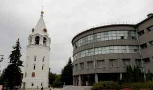 Дом Советов и восстановленная колокольня