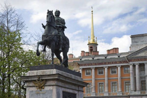 Памятник Петру I у Михайловского замка